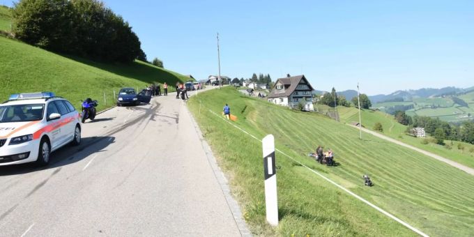 Frontalkollision Zwischen Motorrad Und Auto In Hemberg