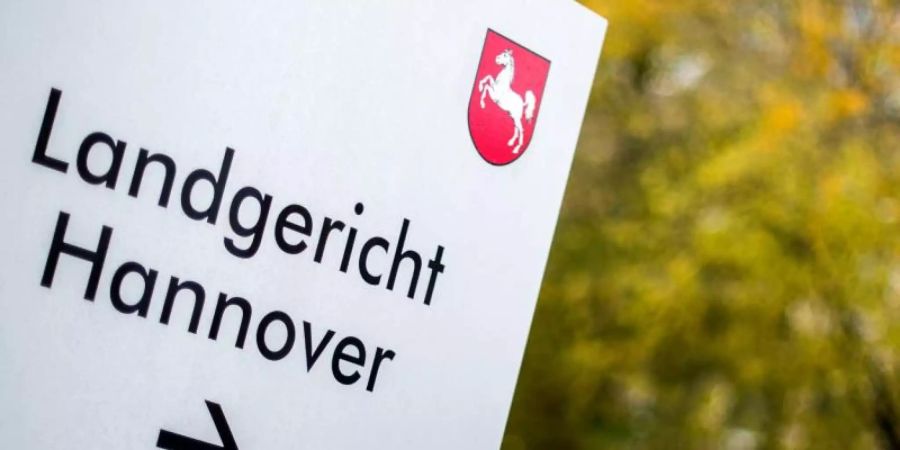 Vor dem Landgericht in Hannover muss sich eine 44-Jährige wegen der Misshandlung ihrer Tochter verantworten. Foto: Hauke-Christian Dittrich