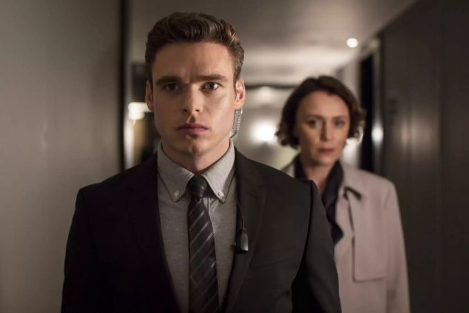 «Game of Thrones»-Star Richard Madden steht mit Jolie vor der Kamera. richard madden