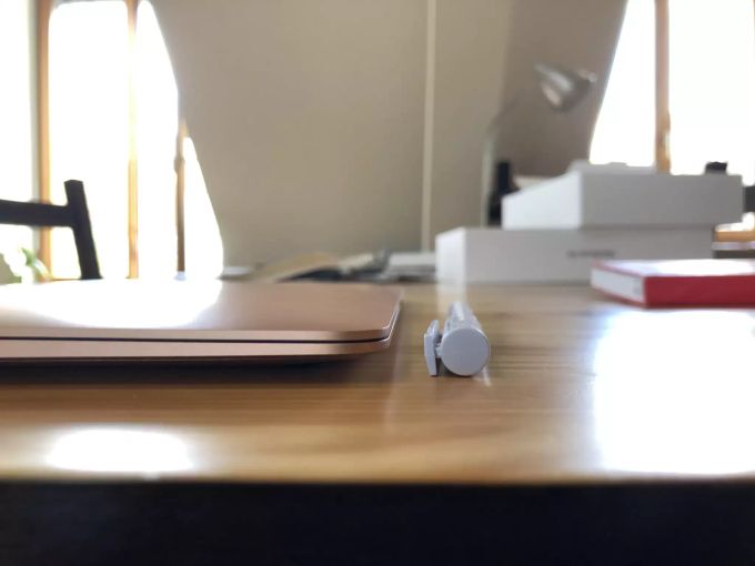 Das MacBook Air ist etwa so dünn wie ein Kugelschreiber. macbook air