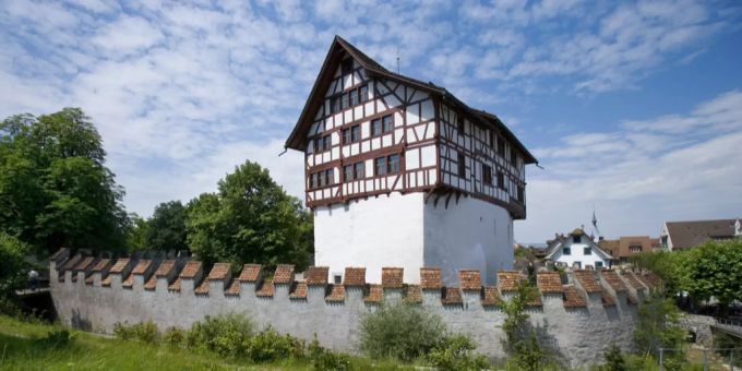 Die Burg von Zug, das älteste Bauwerk und Wahrzeichen der Stadt. Im Hauptgebäude ist das Historische Museum des Kantons Zug untergebracht. Zug Burg