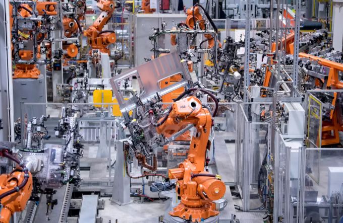 Insbesondere die Aussichten für die Elektroindustrie hellten sich auf. (Symbolbild) elektroindustrie roboter