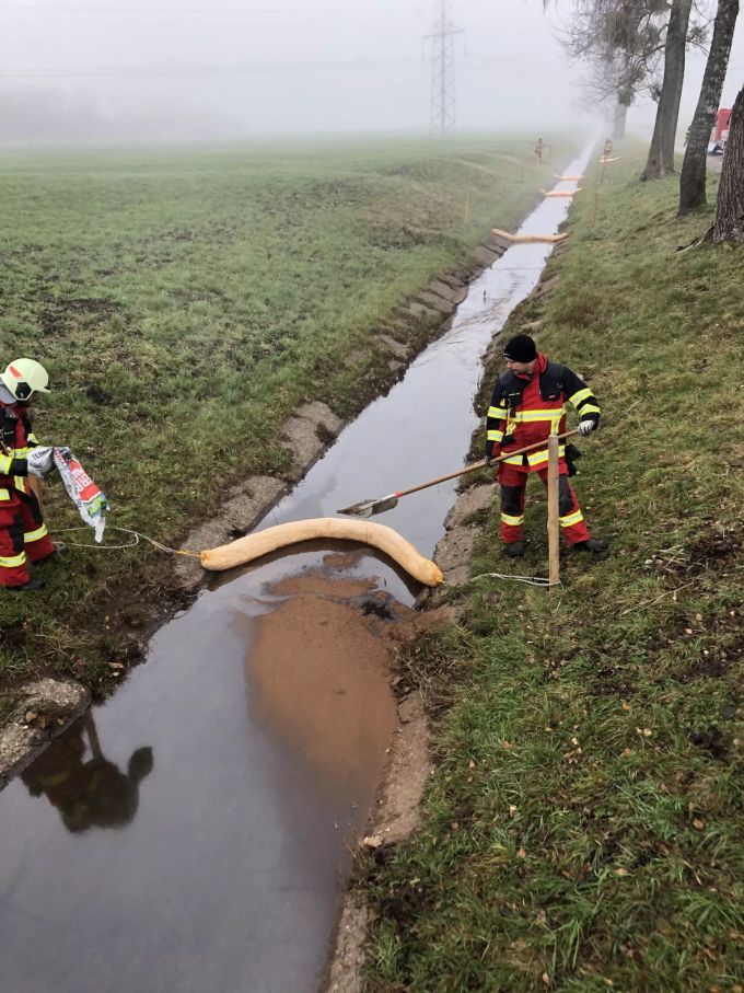 Die Feuerwehren erstellten an verschiedenen Orten Sperren, um das Öl abzusaugen. schänis unfall