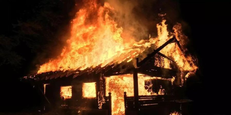 Ein Raub der Flammen: Bereits im August wurde die Waldhütte in Merenschwand AG vorsätzlich angezündet.