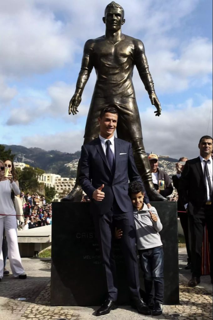 Im Hafen seiner Heimatstadt Funchal auf der Insel Madeira steht die Statue von Cristiano Ronaldo in seiner traditionellen Freistoss-Haltung. cristiano ronaldo