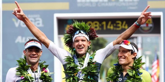 Tim O'Donnel (links) aus den USA, Jan Frodeno (mitte) aus Deutschland und Sebastian Kienle (rechts) aus Deutschland jubeln auf dem Podium des Hawaii Ironman Triathlons. frodeno
