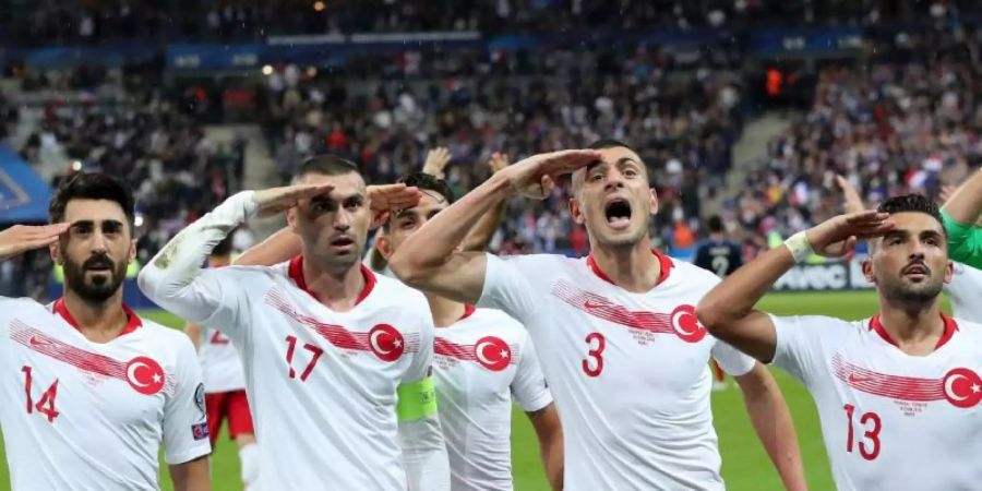 Die türkischen Spieler salutieren beim Spiel in Frankreich. Foto: Thibault Camus/AP/dpa
