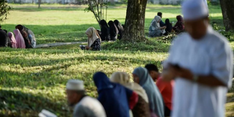 Trauernde auf einem Friedhof in der Provinz Aceh