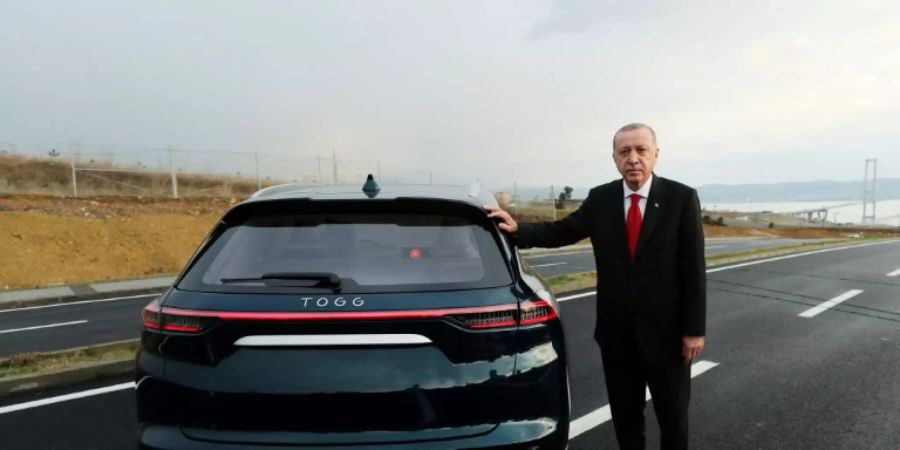 Präsident Erdogan präsentiert einen Prototypen