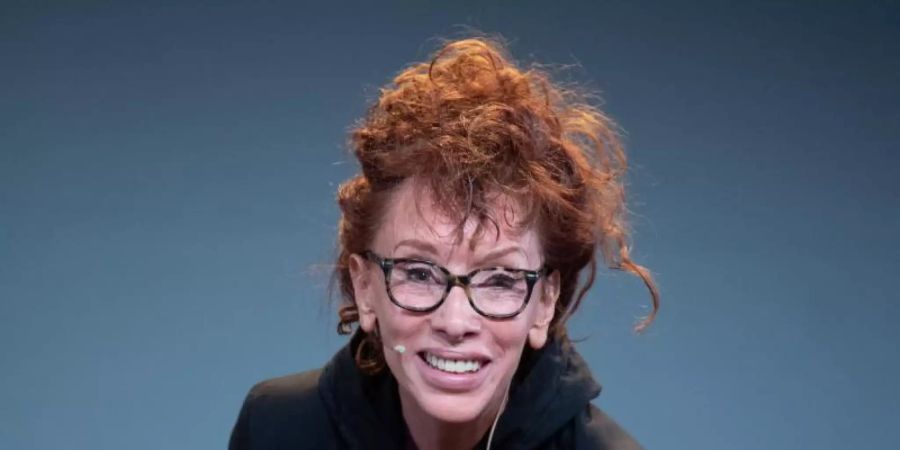 Die Schriftstellerin Sibylle Berg glaubt, dass Männer besonders dafür anfällig sind, nach Gefühl zu entscheiden. Foto: Soeren Stache/dpa