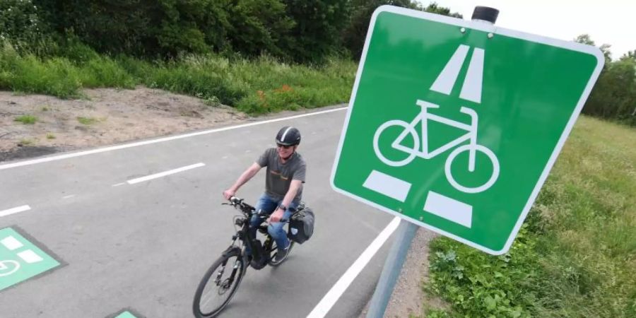 Ein Radfahrer auf einem Radschnellweg in Hessen. Foto: Arne Dedert/dpa