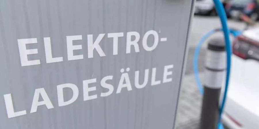 Bisher müssen E-Autofahrer noch stationäre Ladesäulen aufsuchen. Doch VW testet bereits autonome Stromroboter, die zum Fahrzeug kommen. Foto: Friso Gentsch/dpa