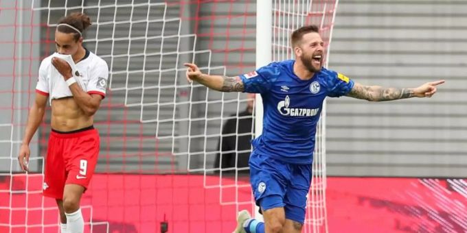Schalkes Guido Burgstaller (r) jubelt nach dem Tor zum 0:1 durch seinen Teamkollegen Sane. Foto: Jan Woitas