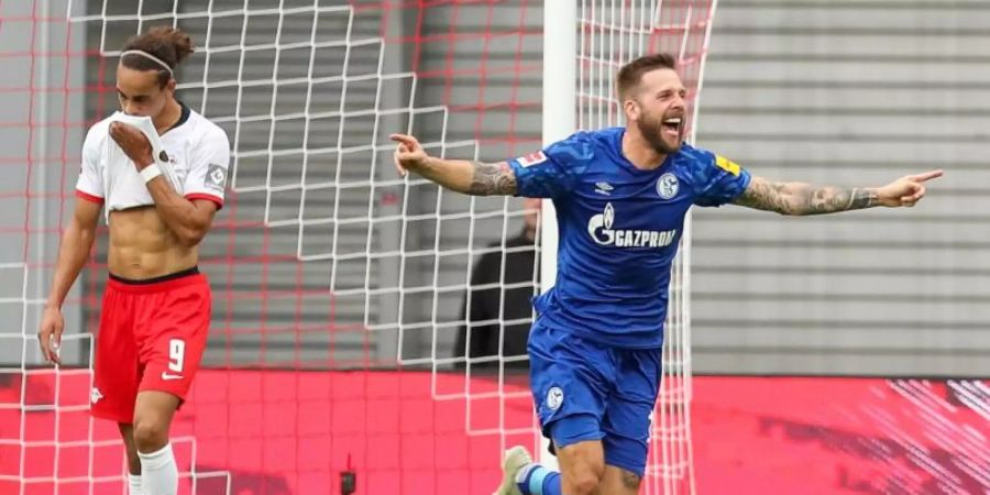 Schalkes Guido Burgstaller (r) jubelt nach dem Tor zum 0:1 durch seinen Teamkollegen Sane. Foto: Jan Woitas