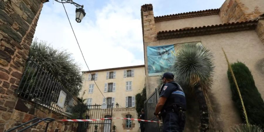 Polizist vor dem Eingang des Museums