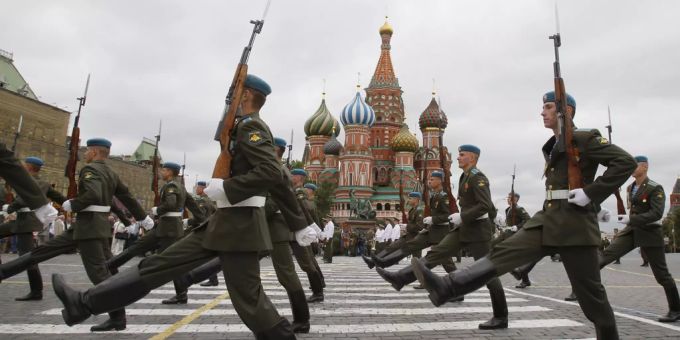 Russische Soldaten bei einer Parade in Moskau. (Symbolbild) Russland Soldat