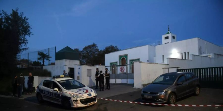 Polizisten vor der Moschee in Bayonne