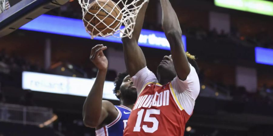 Clint Capela (rotes Trikot) bei einem seiner erfolgreichen Versuche gegen Philadelphia. Am Ende steuert der Romand 30 Punkte zum Sieg bei.