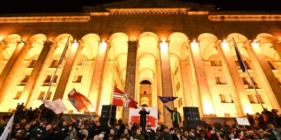 Demonstration vor dem georgischen Parlament