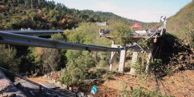 Nach dem Einsturz eines Autobahn-Teilstücks nahe Savona blieb die A6 dort in beide Richtungen gesperrt. Auch die A26 konnte nur eingeschränkt befahren werden. autobahn einsturz