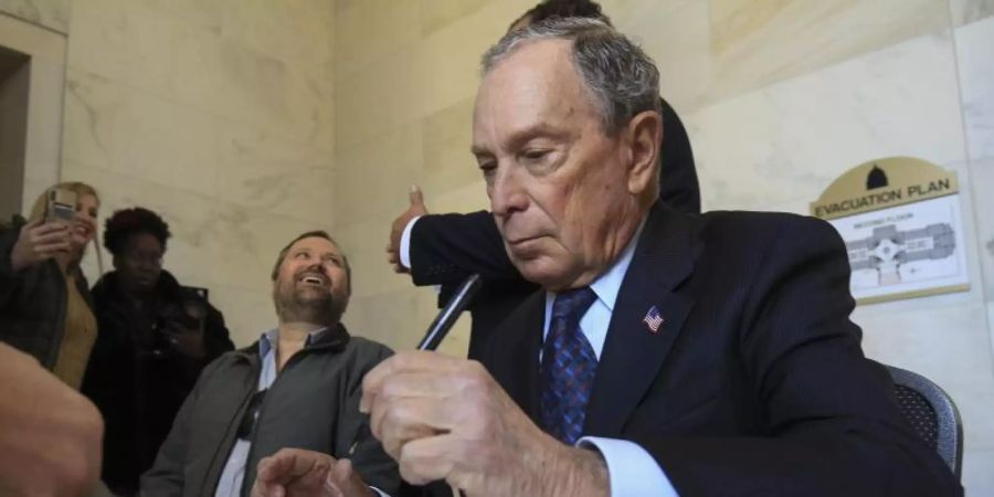 Michael Bloomberg reicht die Unterlagen für eine mögliche Teilnahme an den Vorwahlen für eine Kandidatur im US-Bundesstaat Arkansas ein. Foto: Staton Breidenthal/The Arkansas Democrat-Gazette via AP/dpa