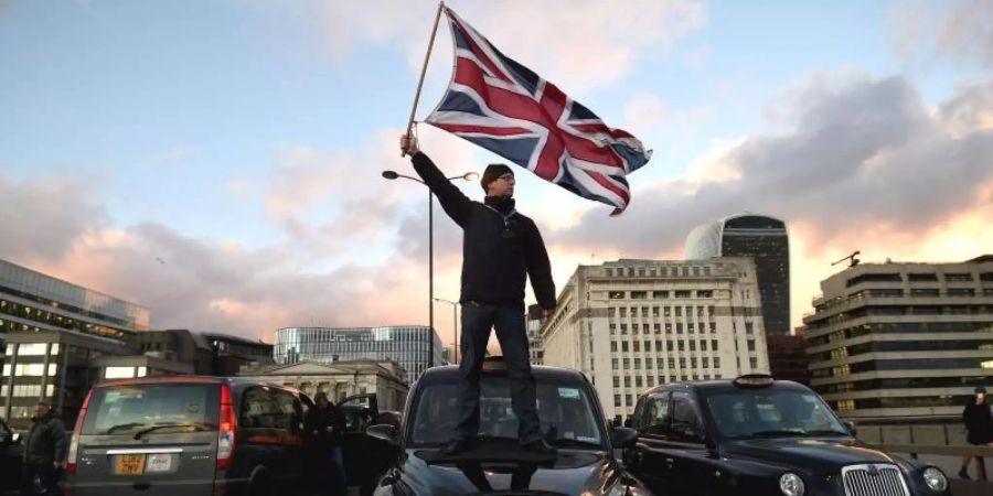 Ein Londoner Taxifahrer bei einer Demonstration gegen den Fahrdienst-Vermittler Uber. Foto: Kirsty O'connor/PA Wire/dpa