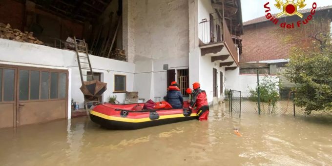Feuerwehrleute rücken in Cuneo mit einem Schlauchboot an, um Menschen aus ihrem Haus zu evakuieren. Starke Regenfälle haben einen grossen Teil Norditaliens heimgesucht und vielerorts für Hochwasser gesorgt. Hochwasser in Italien