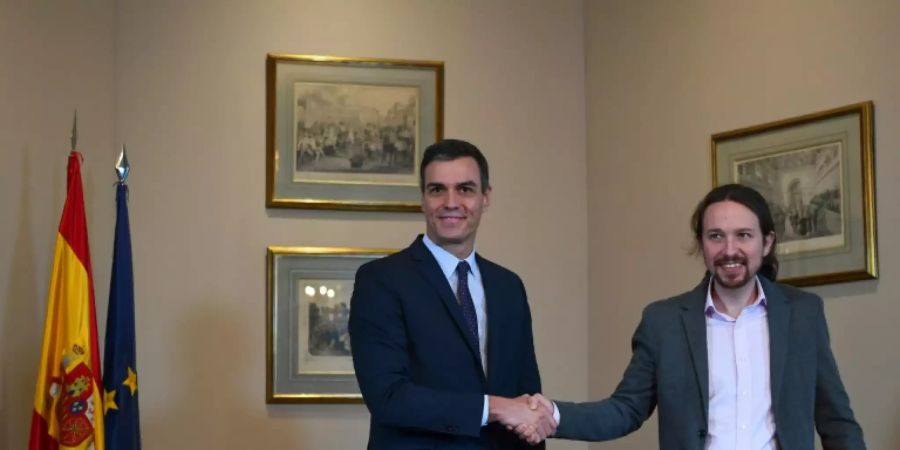 Ministerpräsident Sánchez (l.) und Podemos-Chef Iglesias