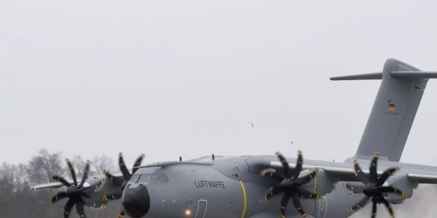 Problemflugzeug: Der Airbus A400M hat erneut technische Mängel. Foto: Holger Hollemann/dpa
