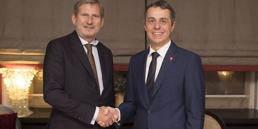EU-Kommissar Johannes Hahn (l.) hatte sich am Mittwoch mit Aussenminister Ignazio Cassis getroffen. Am Donnerstag schlug er in einem Interview mit dem Schweizer Radio SRF neue Töne bezüglich der Beziehungen Schweiz-EU an. (Archivbild)