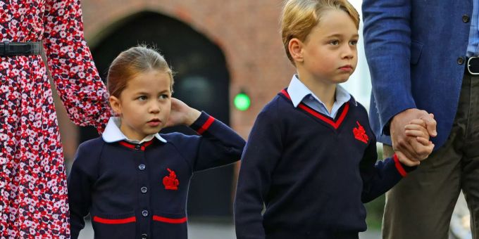 Prinz George und seine kleine Schwester Prinzessin Charlotte. Die Mini-Royals entzücken immer wieder mit ihrer niedlichen Art. Prinz George Prinzessin Charlotte
