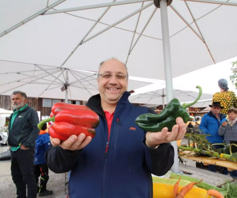 Jürg Wiesli mit seiner 534 Gramm schweren Peperoni und 168 Gramm schweren Chili.