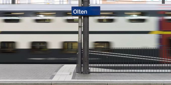 Ein Schild am Bahnhof in Olten. Bern Olten