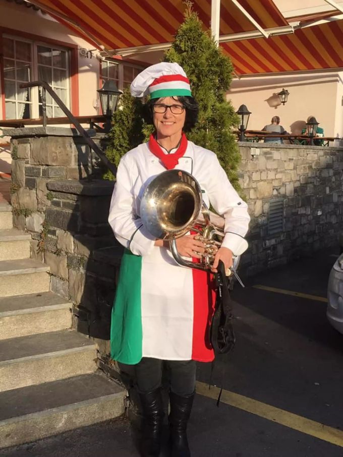 FDP-Nationalratskandidatin Rosy Schmid als italienischer Koch an der Luzerner Fasnacht. Rosy Schmid FDP Luzern