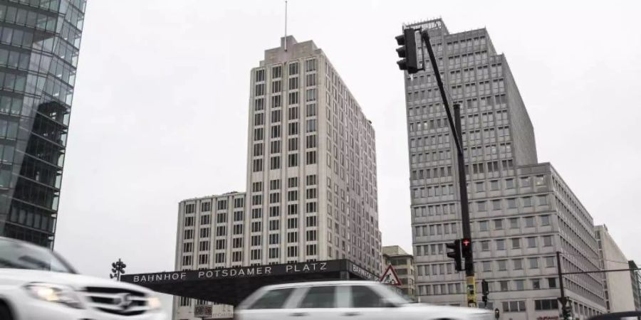 Von der Polizei geräumt: Am Potsdamer Platz in Berlin rollt der Verkehr nach Blockanden des Klimaschutz-Bündnisses «Extinction Rebellion» wieder. Foto: Paul Zinken/dpa