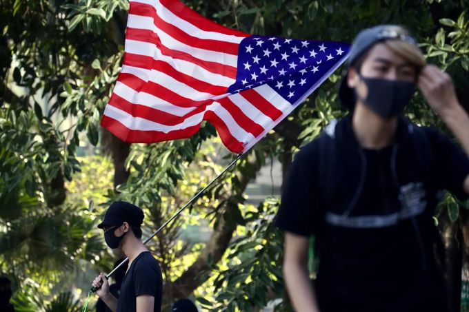 Ein Demonstrant schwenkt eine amerikanische Flagge während einer Kundgebung für Studenten. Proteste in Hongkong