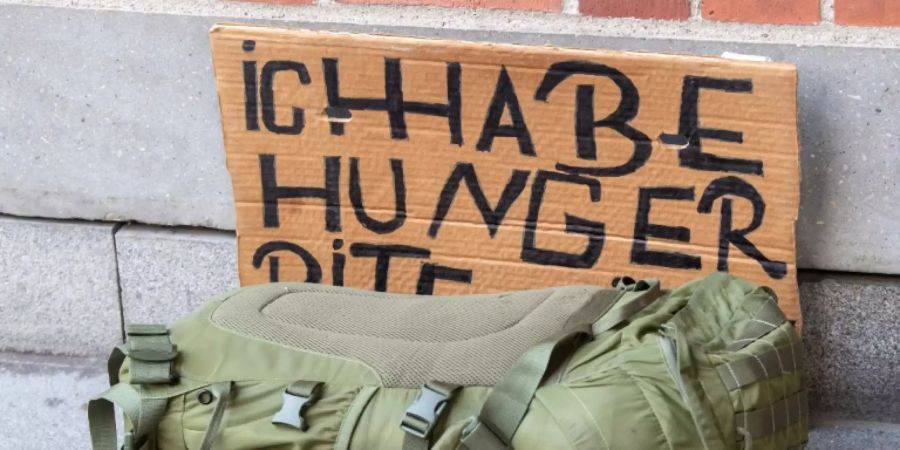Schild mit der Aufschrift «Ich habe Hunger»