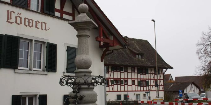Das Restaurant Löwen im Dorfkern von Weiningen. Das Restaurant Löwen im Dorfkern von Weiningen.