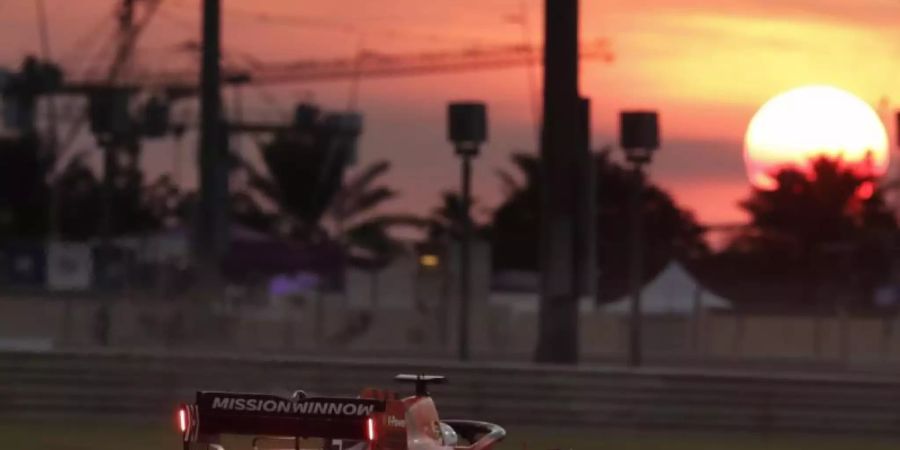 Muss für einen glücklichen Saisonabschluss seinen Ferrari beim Rennen in Abu Dhabi in den Griff bekommen: Sebastian Vettel. Foto: Hassan Ammar/AP/dpa