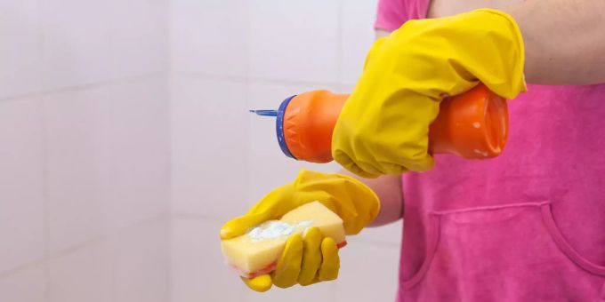 Putzen gegen Pilze? Das ist mancherorts ein Trugschluss, haben Forschende herausgefunden. Putzfrau