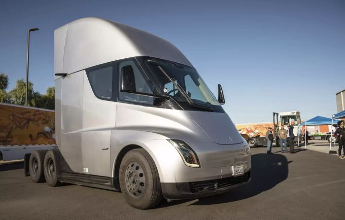 Der Semi-Truck von Tesla könnte die Aktie des Autobauers wieder steigen lassen. Frito-Lay ZANZEFF VIP Event