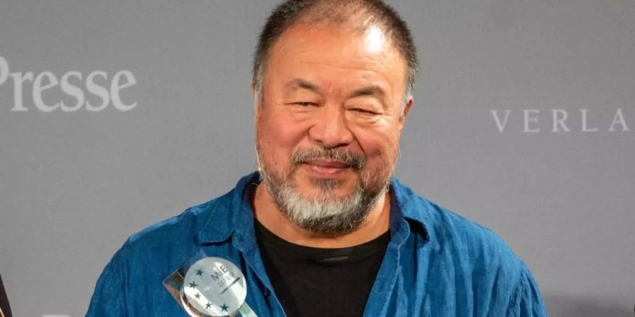 Ai Weiwei bei der Preisverleihung in Passau. Foto: Armin Weigel/dpa