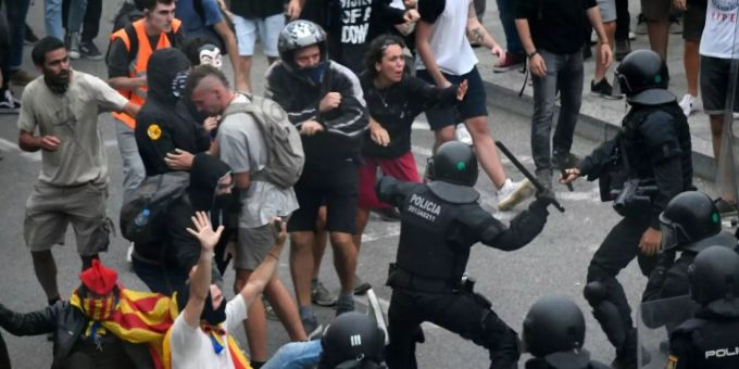 Zusammenstösse zwischen Demonstranten und Polizisten in Barcelona Proteste Barcelona