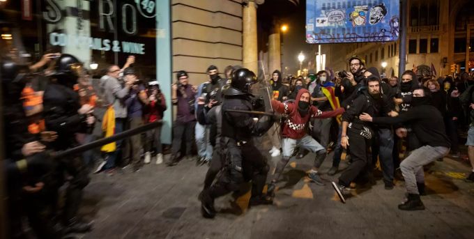 Polizisten drängten die Angreifer mit Schlagstöcken zurück. barcelona proteste