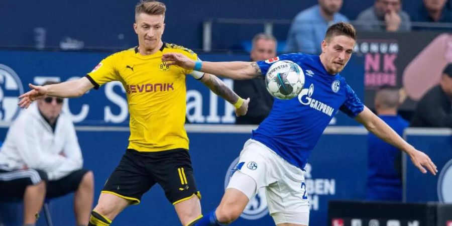 Marco Reus (l) hat noch nie auf Schalke getroffen - auch in seiner Gladbacher Zeit nicht. Foto: Guido Kirchner/dpa