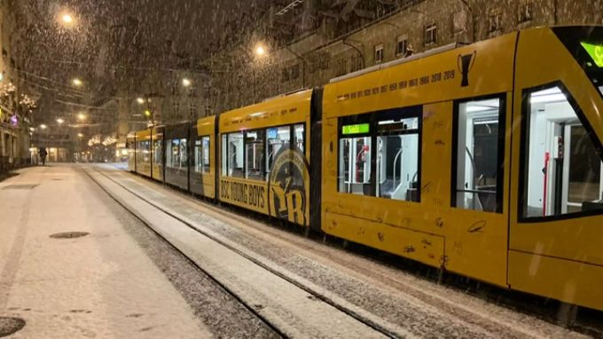 Auch das YB-Tram muss sich durch den Schnee kämpfen. schnee
