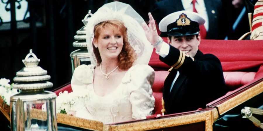 Britische Königsfamilie: Prinz Andrew und Sarah Ferguson 1986 an ihrer Hochzeit.