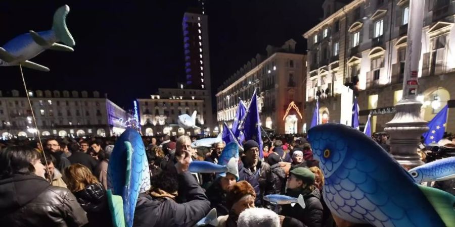 Viele der Demonstranten trugen Bilder und Figuren von Sardinen bei sich. Foto: Alessandro Dimarco/ANSA/AP/dpa