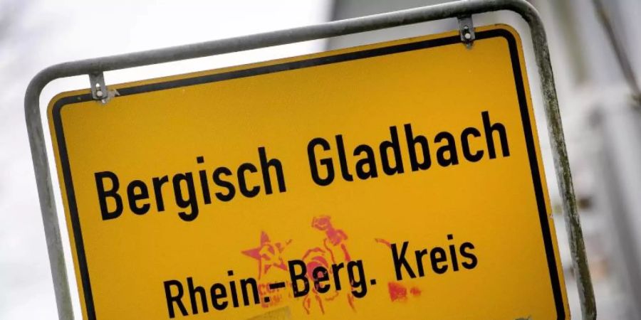 Das Ortsschild von Bergisch Gladbach steht am Ortseingang. Foto: Federico Gambarini/dpa