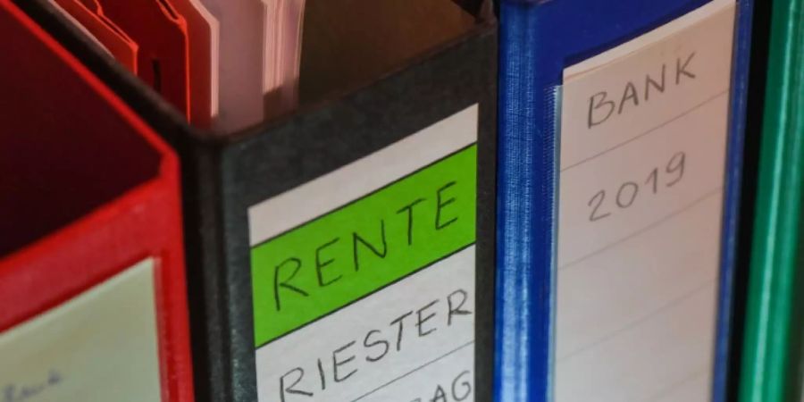 Ordner mit Aufschrift Rente - Riester Vertrag